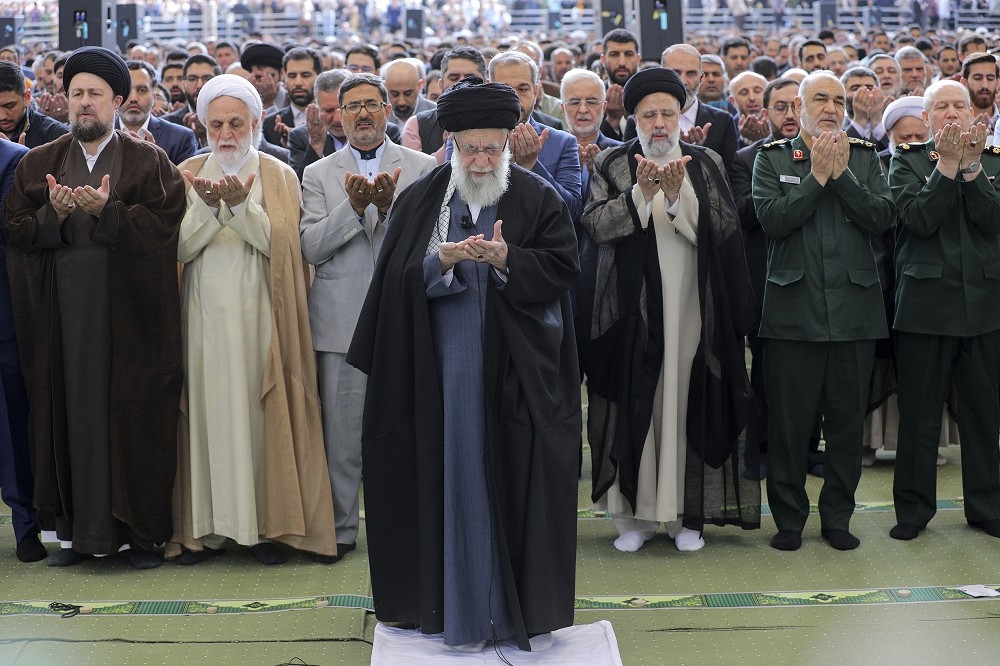 伊朗最高領袖哈米尼10日在德黑蘭為開齋節祈禱。據信他現在正在權衡報復以色列的策略。（美聯社）