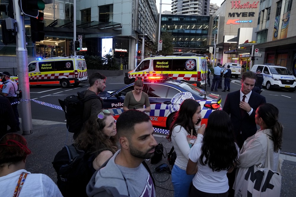 澳洲第一大城雪梨的購物中心，13日下午發生隨機砍人攻擊事件，目前至少造成5人死亡。（美聯社）
