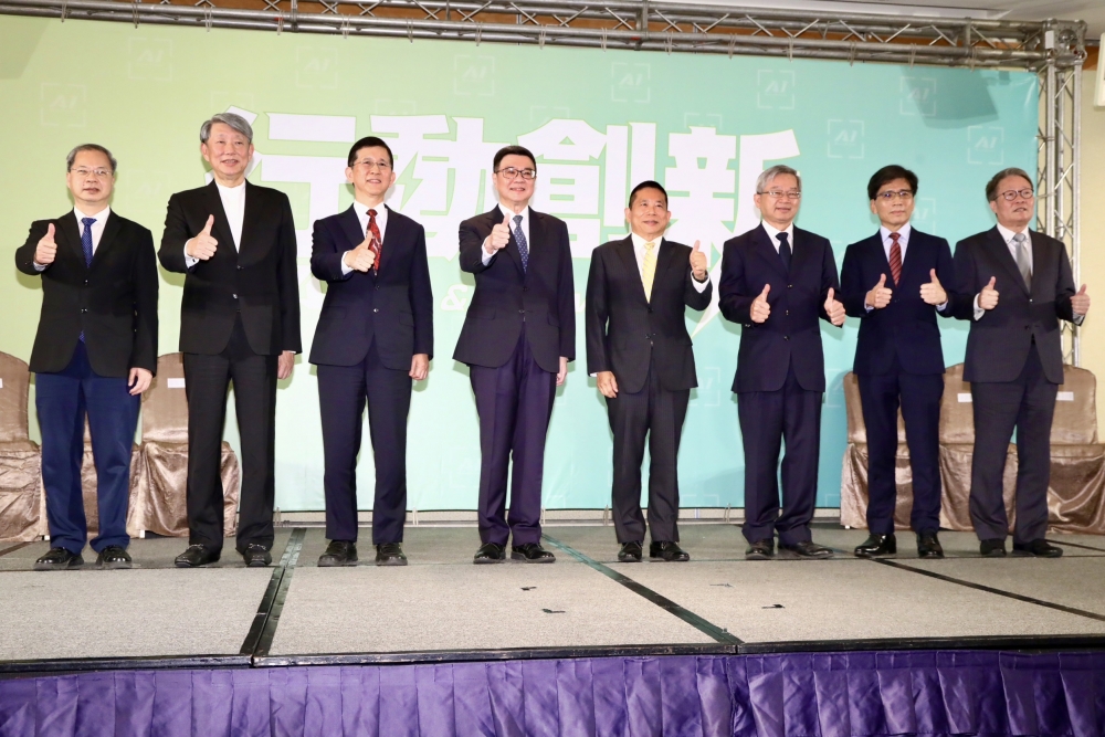 卓榮泰今天宣布新1波內閣財經成員，產業人士入列盼開創經濟新局。（王侑聖攝）