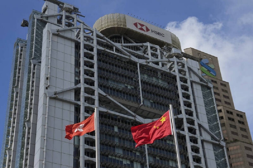 由於股市不振，滙豐將裁撤數十個中港交易人員。圖為香港滙豐大樓。（美聯社）