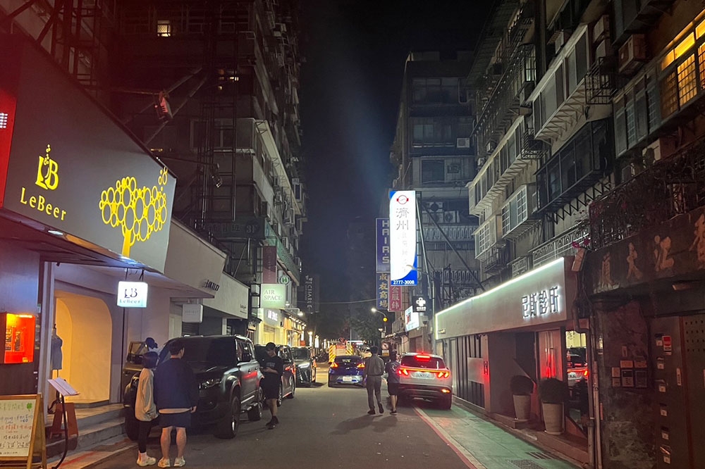 台北市東區今天深夜發生停電，有店家營業到一半突然黑漆漆一片。（曾沁恩攝）