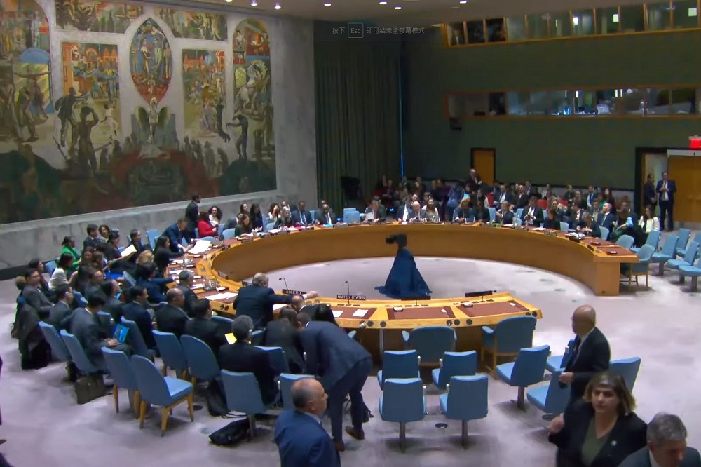 美國在聯合國安理會，否決阿爾及利亞提案的「接納巴勒斯坦國成為聯合國會員國」的決議草案。（截自影片）