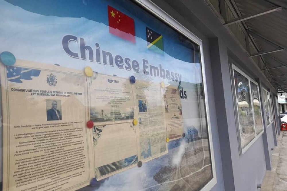 中国大增驻外人员薪资，可能是鼓励他们扩大中国影响力。图为中国驻索罗门群岛大使馆。（美联社）(photo:UpMedia)