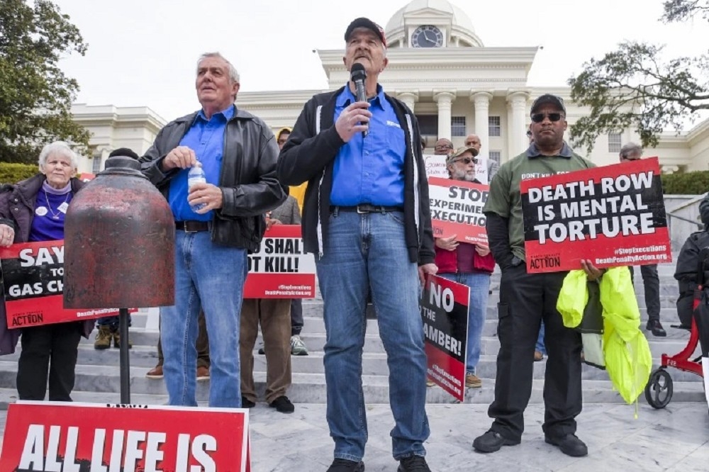 2024年1月23日，近百名示威者聚集在阿拉巴馬州議會大廈前，抗議將於1月25日執行的全球首例「氮氣死刑」。（美聯社）