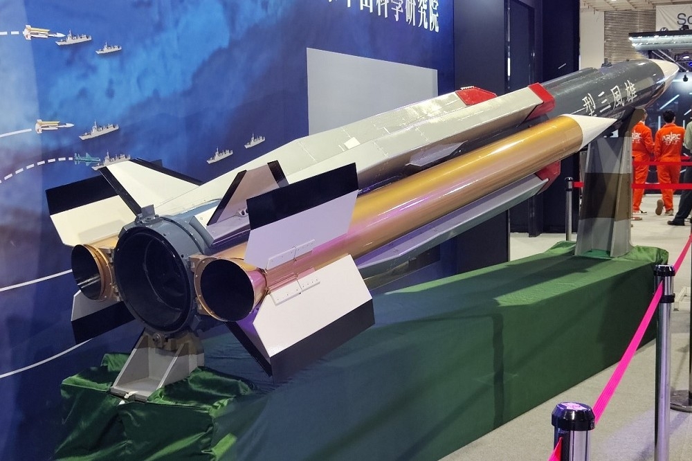 雄風三型反艦飛彈的主彈體採用整合了火箭和衝壓引擎燃燒室的設計，兩側為助推火箭。（作者提供）
