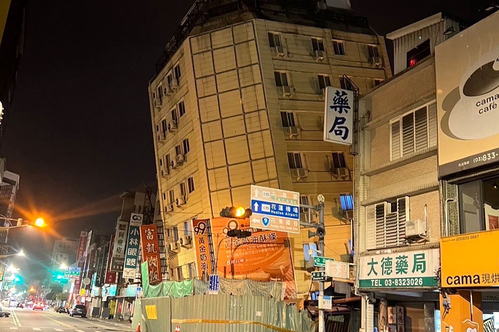 花蓮富凱飯店在今天凌晨地震後整棟傾斜。（翻攝畫面）