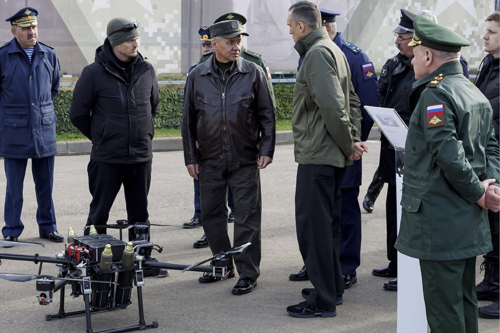 俄國國防部長蕭依古（中），近日視察俄軍進行無人機訓練的情況。（美聯社）