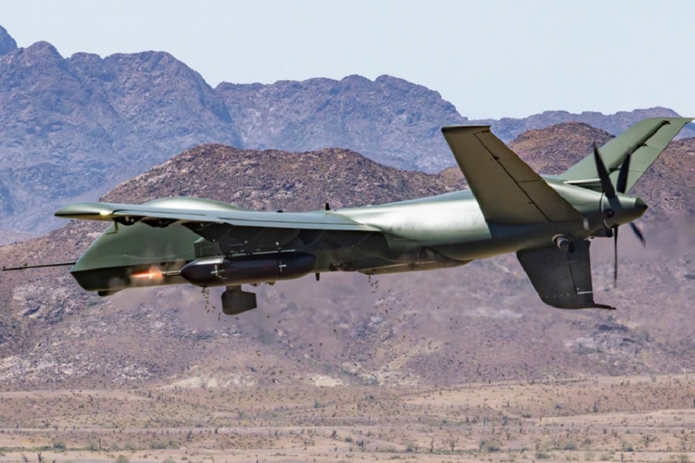 「莫哈韋」短場起降無人機以兩翼掛載的DAP-6加特林機槍莢艙開火射擊。（取自通用原子公司）