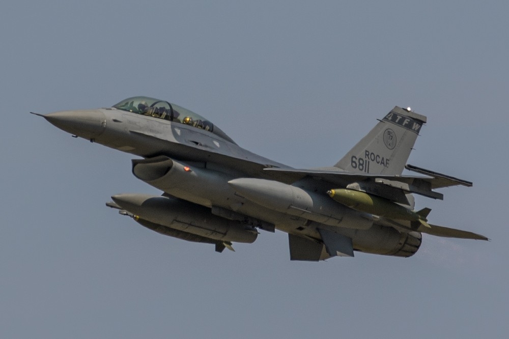 國軍現役F-16機隊目前已完成升級至F-16V標準。圖為掛載2000磅Mk84炸彈執行炸射訓練的F-16BM戰機。（讀者Tsungfang Tsai提供）
