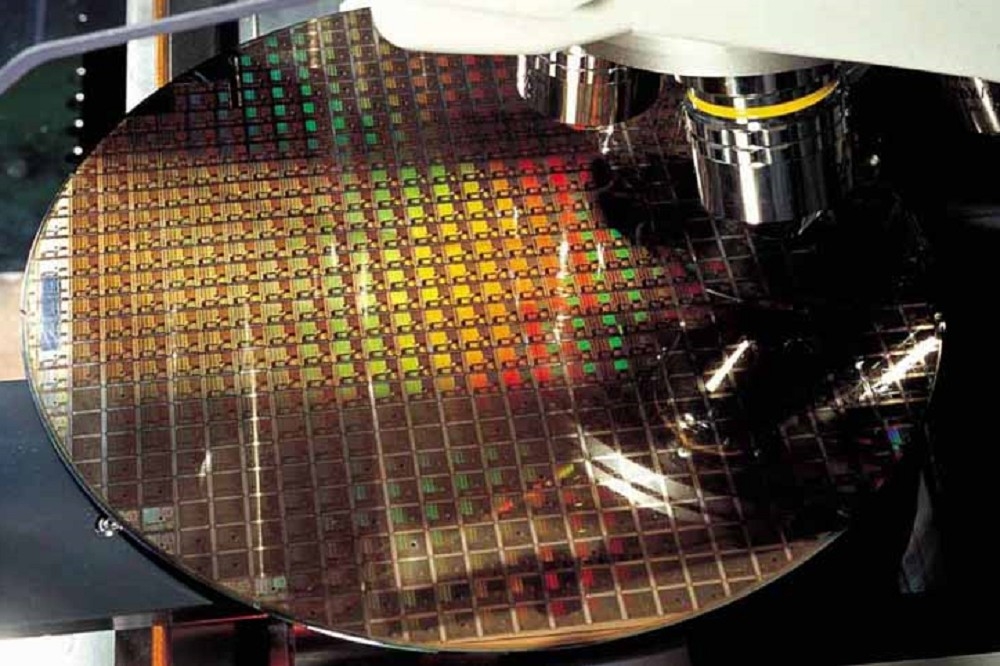 台積電在北美技術論壇會場，秀出16奈米晶片技術，並宣布將在2026年量產。（取自TSMC）
