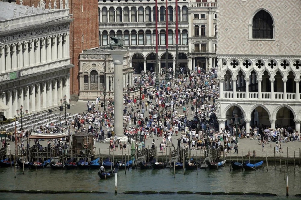 2019年6月遊人如織的威尼斯聖馬可廣場。威尼斯為了控制人潮，今天開始將收取入城費。（美聯社）