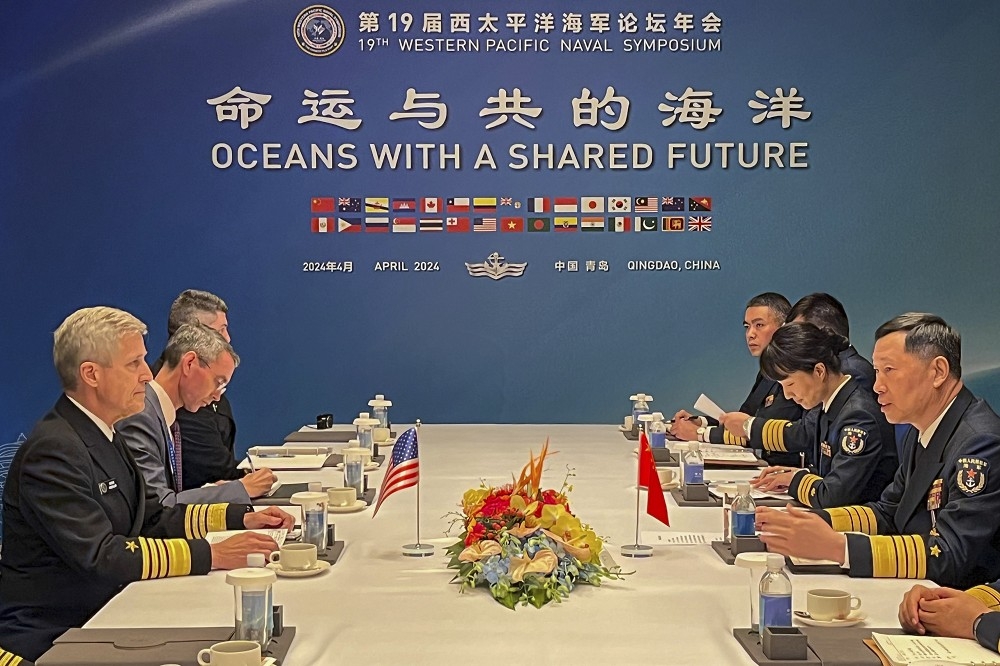美國太平洋艦隊司令柯勒（左）21日與中國海軍司令胡中明展開會談。（美聯社）