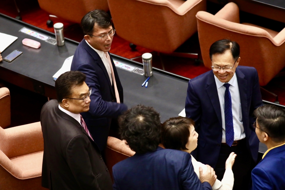 立委黃國昌（左1）今天在立院對立委范雲（右3，白衣）暴怒咆哮：「我有欠妳喔？」（王侑聖攝）