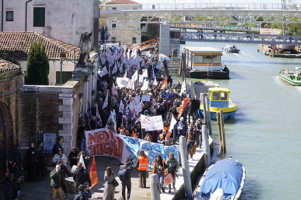 示威民眾反對威尼斯收取入城費。（美聯社）