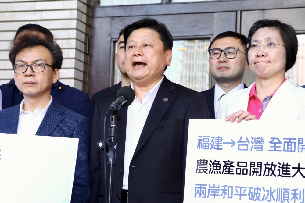 國民黨今天於立院議場前舉行「兩岸破冰和平之旅，振興台灣百工百業」記者會。（王侑聖攝）