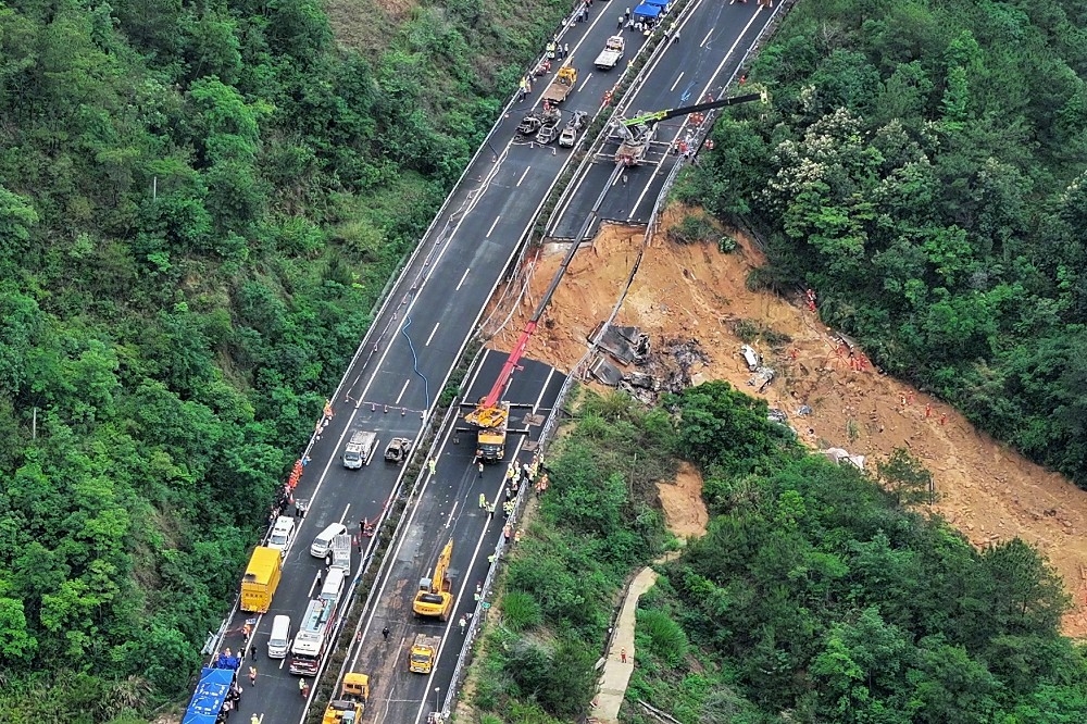 廣東省境內的梅龍高速公路，在連日大雨影響下出現路面塌陷的事故，造成19人死亡。（取自央視微博）