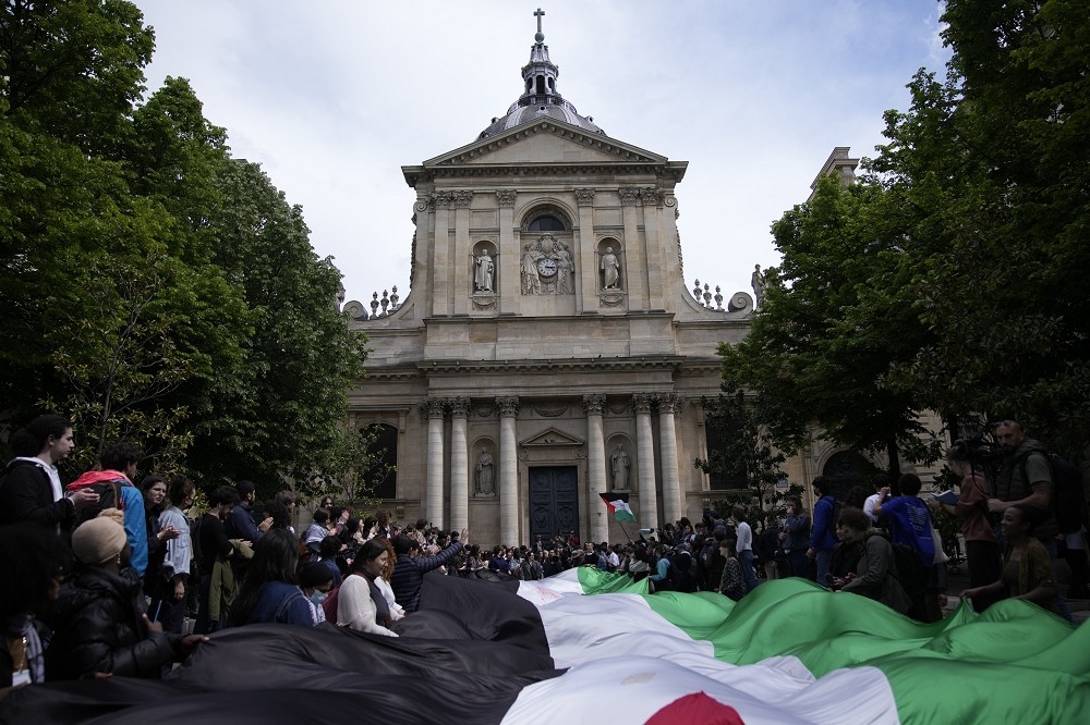 哥倫比亞大學發難後，世界各地多所大學發生親巴勒斯坦抗爭。圖為29日法國梭爾邦大學的親巴抗爭。（美聯社）
