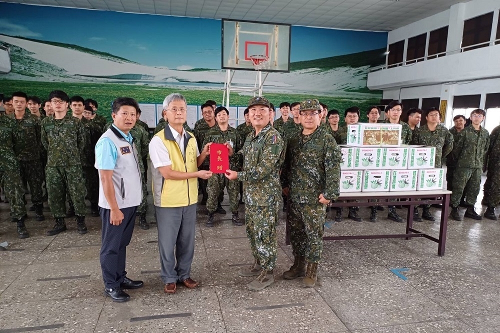 高雄市政府致贈敬軍款及燕巢芭樂。（民政局提供）