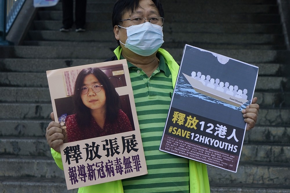 中國公民記者張展出獄後，目前仍處失聯狀態。圖為2020年12月，香港民眾聲援遭判刑的張展。（美聯社）