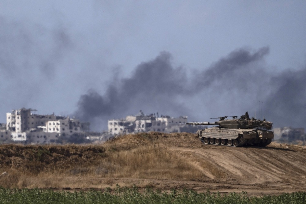 以军战车在一处高地，监视加萨走廊南部地区。（美联社）(photo:UpMedia)