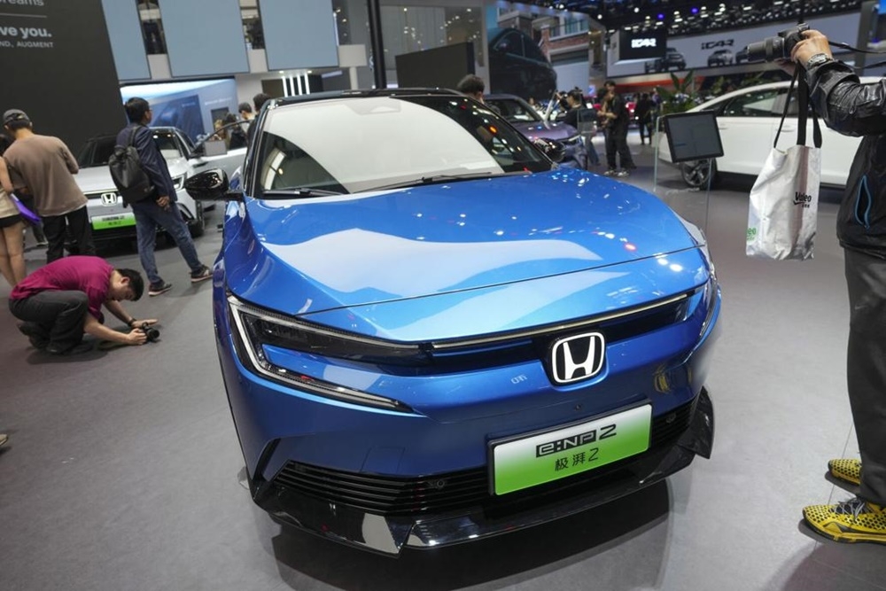日本本田汽車決定大舉縮編中國生產隊伍。圖為本田4月在北京車展上展示新車。（美聯社）