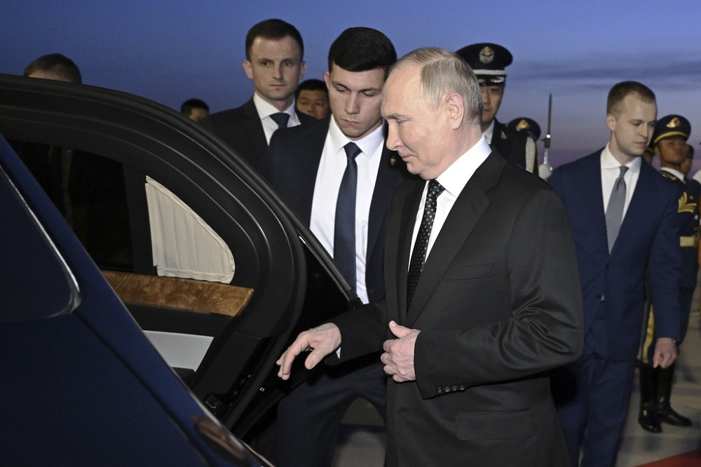 專機抵達北京機場後，俄國總統普丁登上豪華轎車前往歡迎儀式會場。（美聯社）