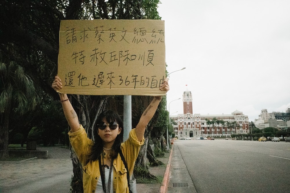 邱和順與同案被告身上遭受的刑求和透過刑求取得的自白，在不堪回首的威權統治期間，實際上是由被告自己舉證推翻自白的任意性，而非遵守刑事訴訟的正當程序依法審判。（民間司改會提供）