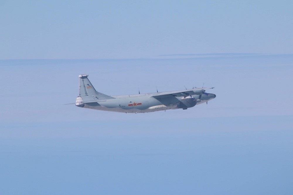 17日有中國解放軍機驅離我國領空的空軍軍機，還廣播稱是「中國台灣軍機」，遭我機師反懟「是中華民國台灣」。示意圖，此為「運－8指通機」。（國防部提供）