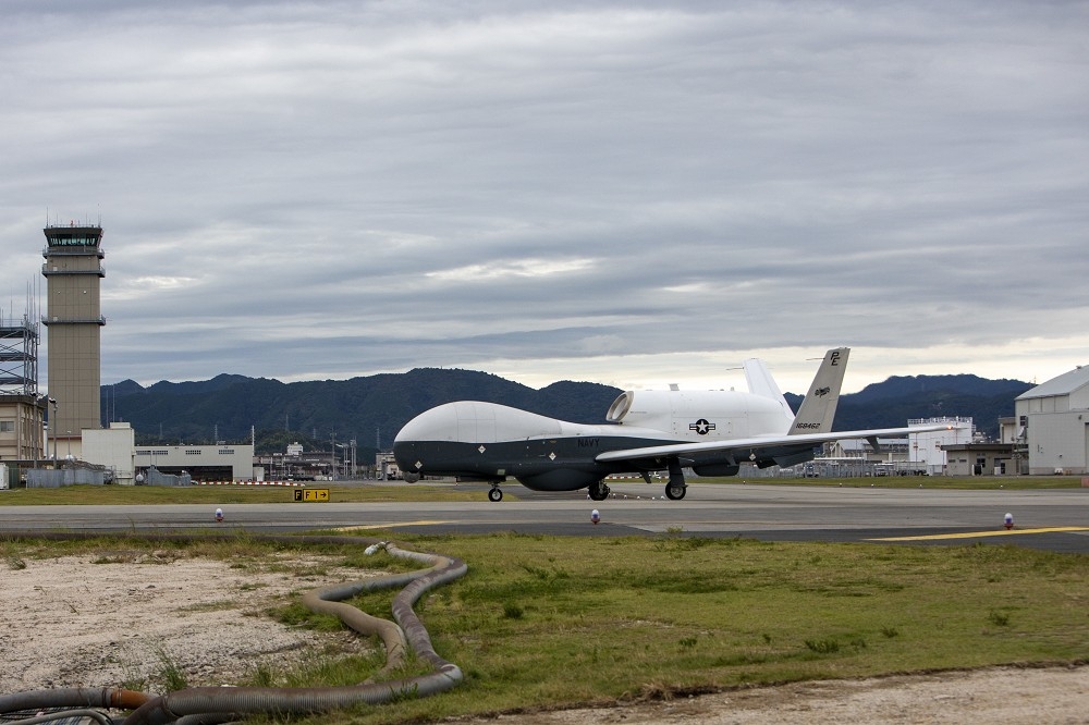 美军将MQ-4C无人机前进部署至沖绳嘉手纳基地，强化对于东海情势的掌控能力，图为1架美军MQ-4C在2022年降落于日本岩国基地。（取自美国海军网站）(photo:UpMedia)