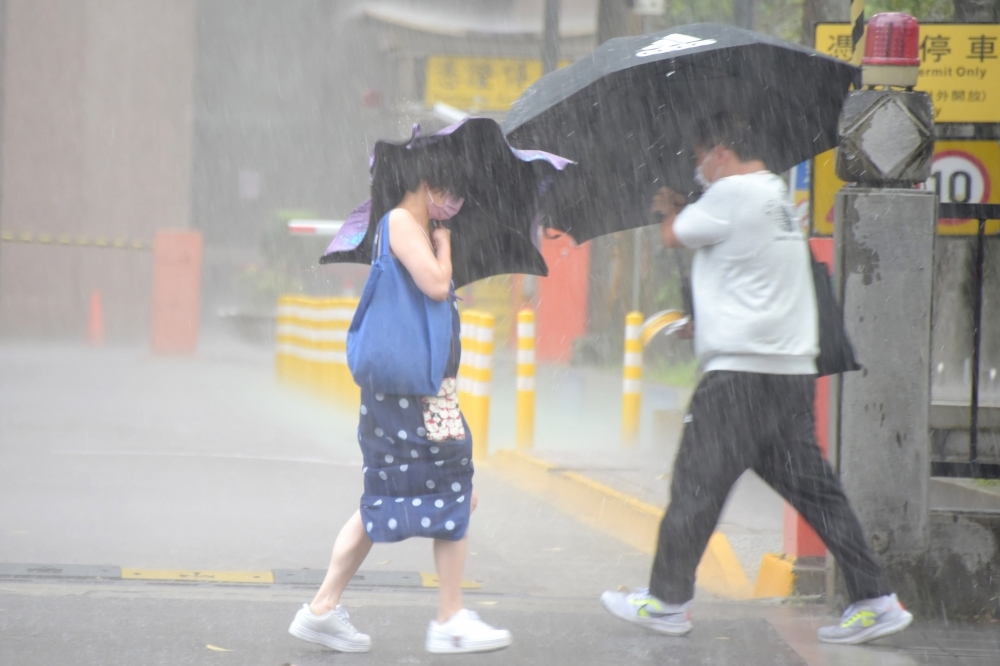 氣象署今天發布7縣市大雨特報。示意圖。（資料照片／張哲偉攝）