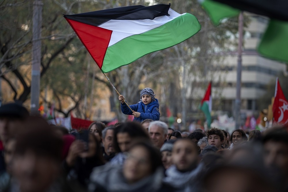 今年1月一群巴勒斯坦聲援者在西班牙巴塞隆納集會。西班牙於22日宣布承認巴勒斯坦為國家。（美聯社）