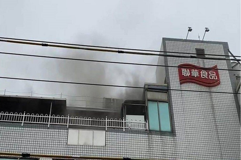 聯華食品工業股份有限公司彰化廠去年4月25日清晨發生大火，造成9死14傷慘劇。（彰化縣消防局提供）