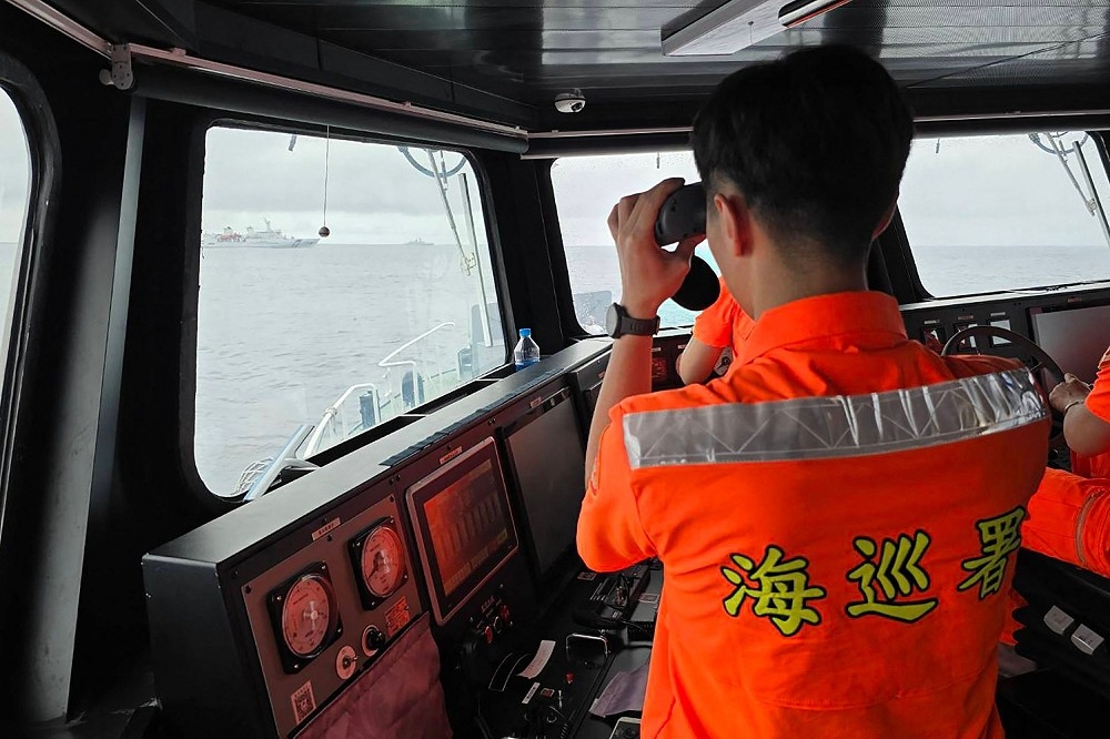 我國海巡人員在巡防艦上密切監視解放軍與海警船的軍演動向。（取自澎湃新聞）