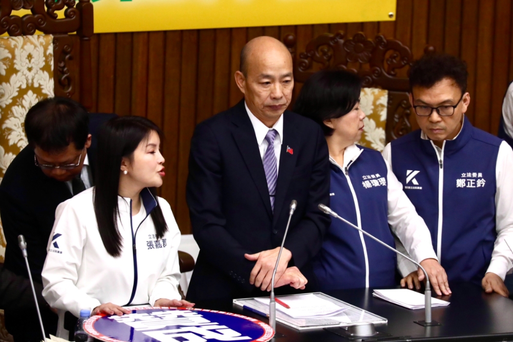 立法院長韓國瑜在發言宣告時，遭民進黨立委打斷，最終韓國瑜無奈宣告休息5分鐘，院會才再繼續進行。（王侑聖攝）