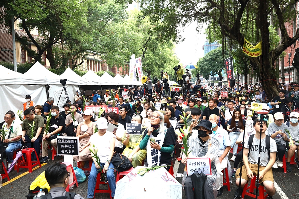 立法院今天續審國會改革法案，已有超過5千多人、50個民間團體聚集在青島東路抗議。（王侑聖攝）