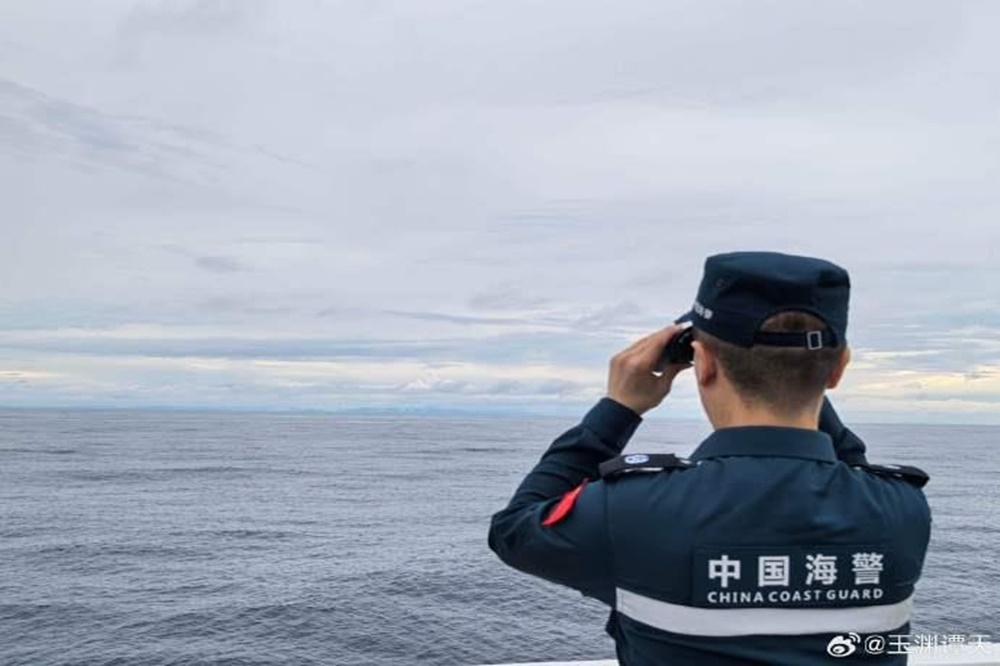 中國海警艦艇編隊24日在台灣東部外海進行演練，並發布海警人員瞭望台灣中央山脈的照片。（取自微博）