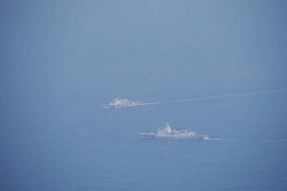 國軍從空中盯哨2艘中國海警船。（國防部提供）