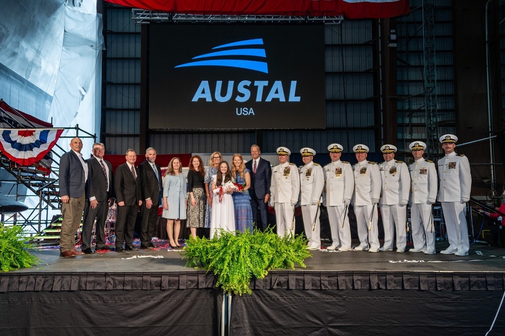 美國海軍計畫人員、Austal公司人員以及船艦贊起人，在阿拉巴馬州出席「皮耶爾號」LCS的擲瓶命名儀式。（取自Austal公司網站）