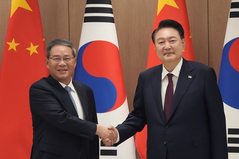 李強（左）今天到訪首爾，會見尹錫悅，意圖拉回與日韓日益疏遠的關係。（美聯社）