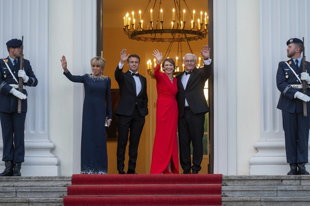 德國總統史坦麥爾伉儷，在總統府接待來訪的法國總統馬克宏伉儷。（美聯社）