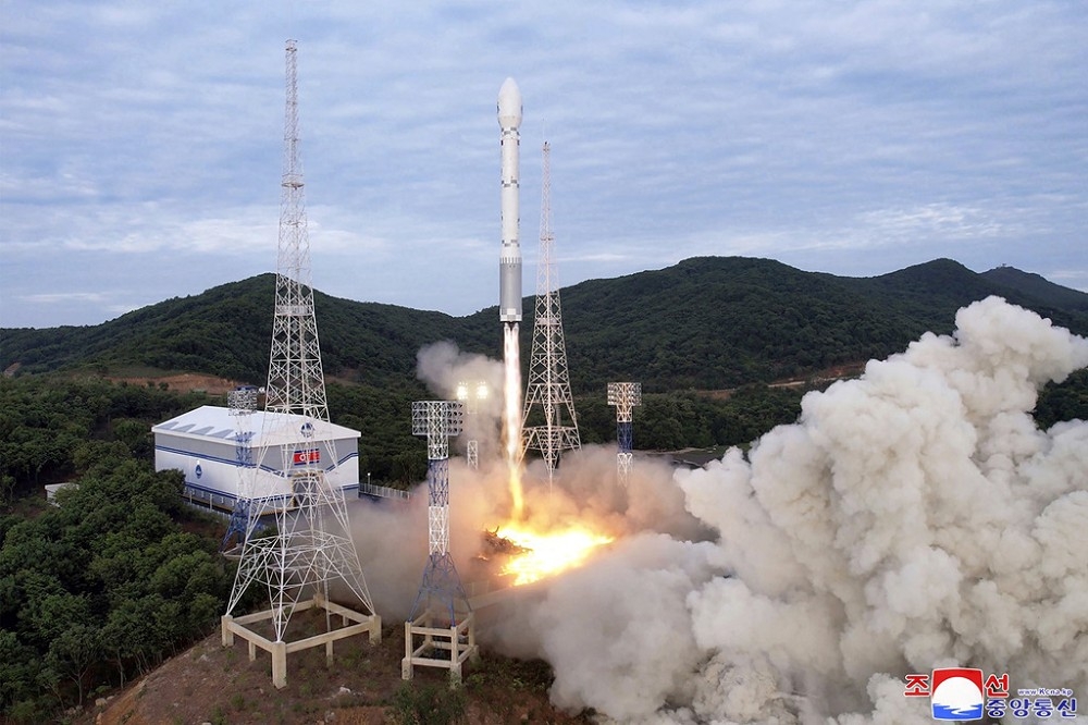 北韓將發射搭載人造衛星的火箭。圖為北韓2023年5月31日發射衛星火箭的畫面。（美聯社）
