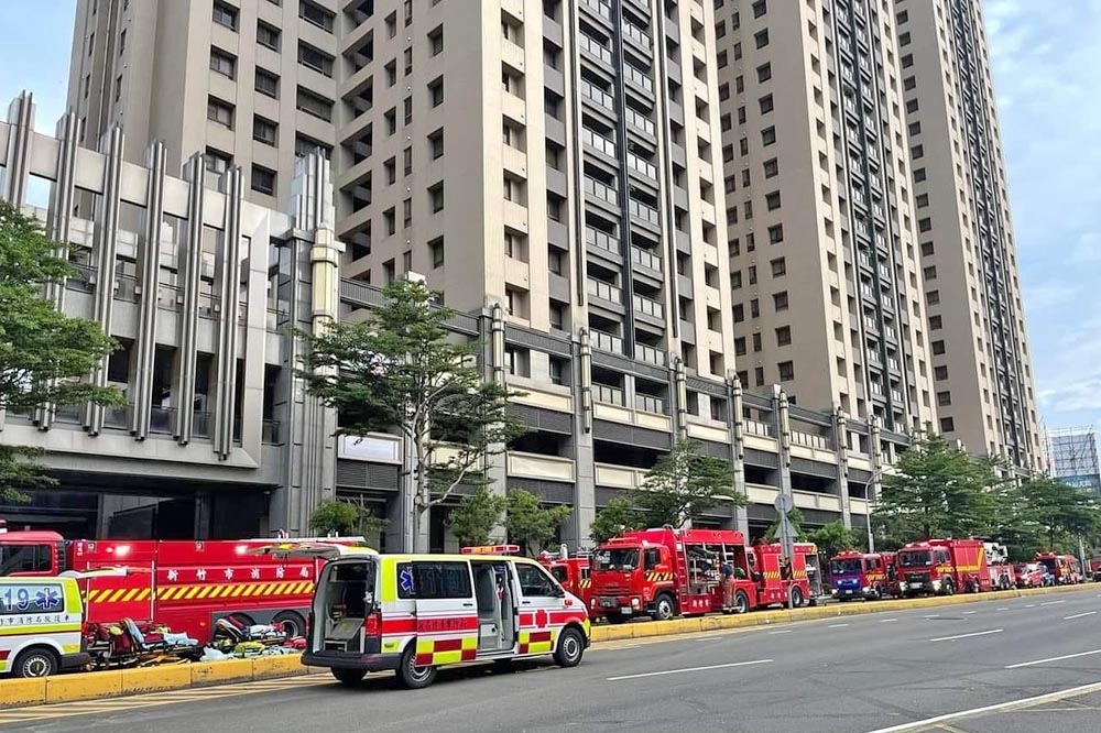 竹科附近的大樓「晴空匯」昨天晚間發生火警，至今天上午仍有165人待救。（取自新竹人大小事臉書）