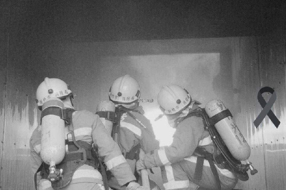 新竹晴空匯大火帶走2名消防員，檢方初判為一氧化氮中毒窒死。（取自新竹消防局臉書）