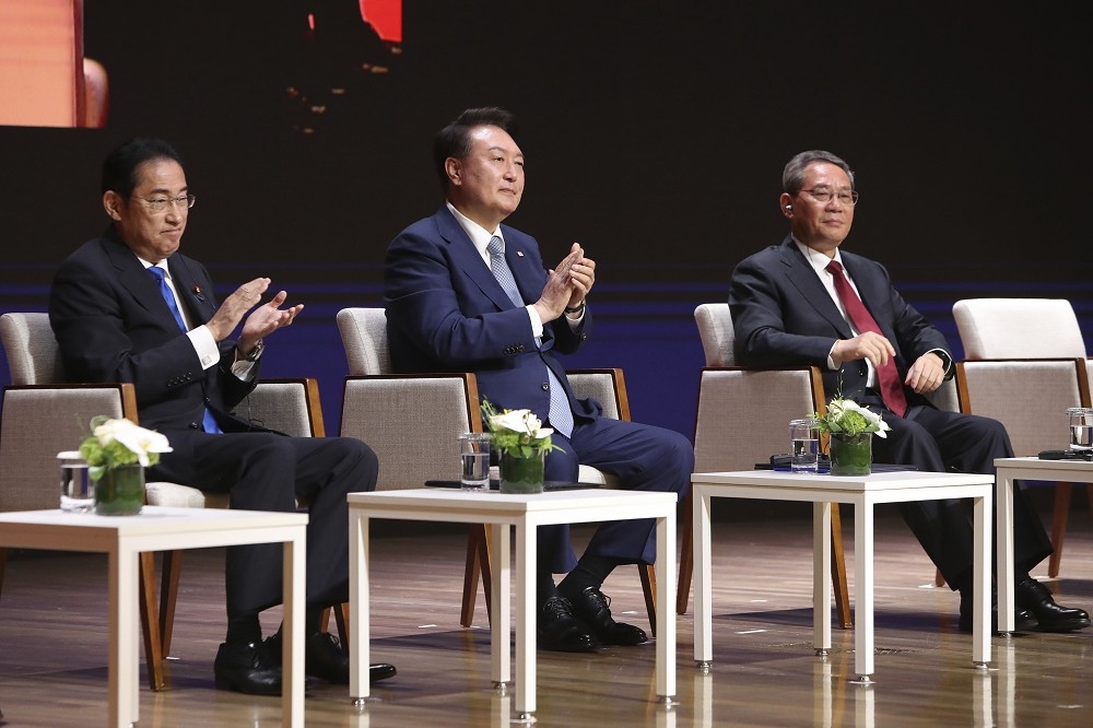 岸田文雄（左起）、尹錫悅、李強舉行會談後，發布聯合聲明。（美聯社）
