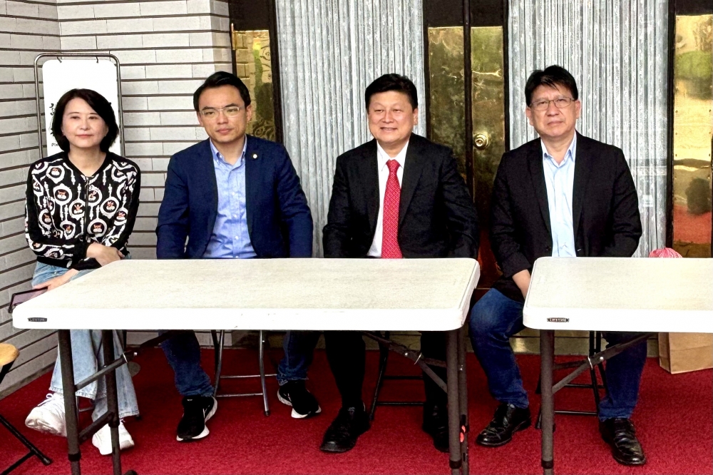 藍委王鴻薇（左起）、洪孟楷、總召傅崐萁、林思銘今天下午便到立院議場前坐鎮。（王侑聖攝）
