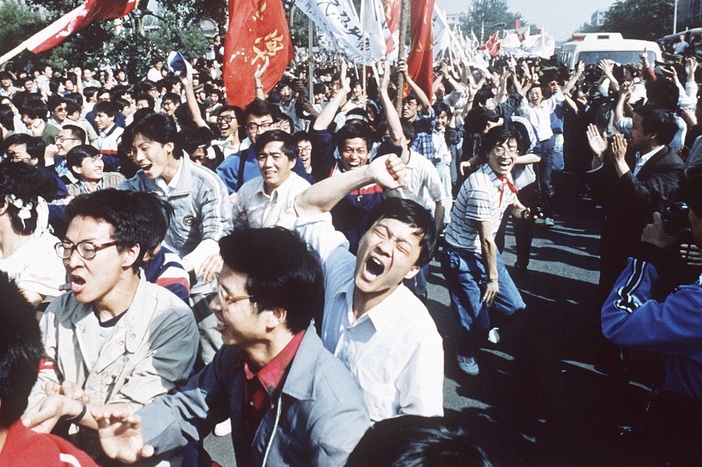 1989年5月4日的天安門學潮。由遇難者家屬組成的「天安門母親」照例都會在六四前後受當局騷擾。（美聯社）