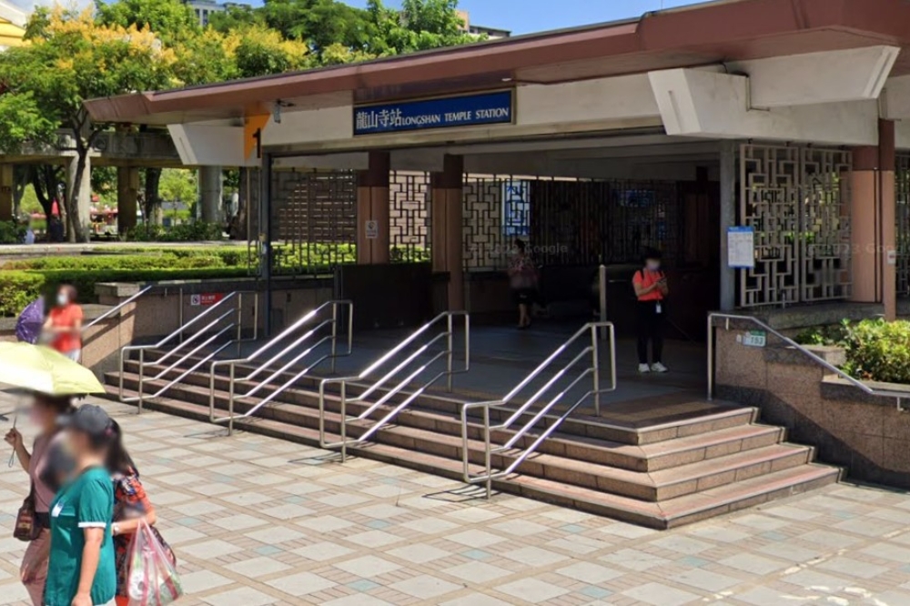 一名老翁在北捷龍山寺站搭手扶梯時暈倒，前方2名女子被推倒受傷。（擷自Google  Maps）