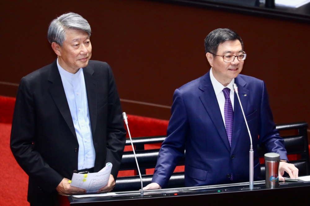 行政院長卓榮泰、經濟部長郭智輝（左） 均表示，核三一號機今年依法定程序除役，若《核管法》修法通過可當儲備電力，但必須在安全前提下依法執行。（王侑聖攝） 