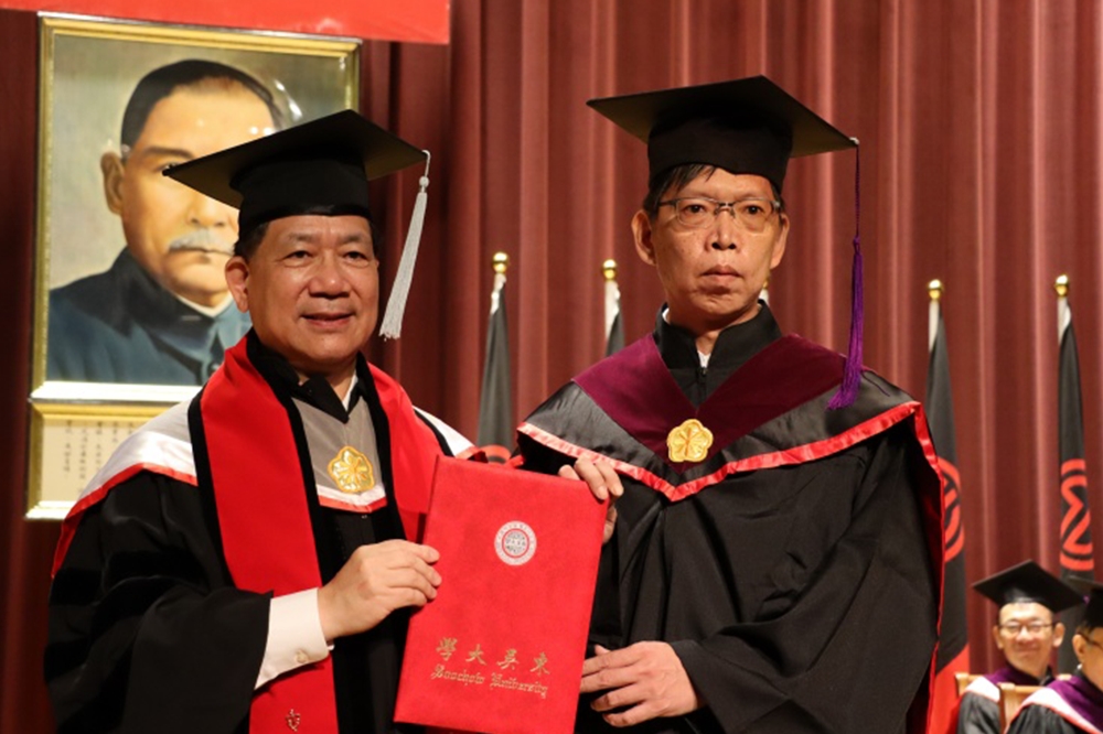 被捲入「三死囚案」的蘇建和今天出席東吳大學畢業典禮，並擔任碩士班畢業代表。（東吳大學提供）