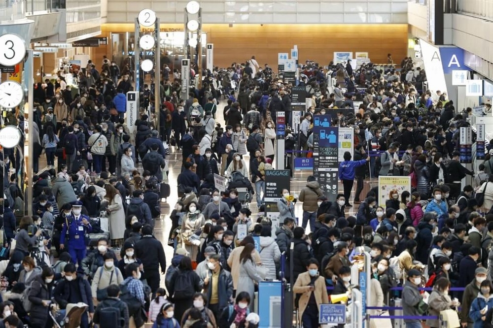 日本各地機場面臨的燃料短缺問題嚴峻，已影響到國際航線增班和新開航線。圖為2022年12月29日的羽田機場出境大廳，自疫情解封後人潮湧現。（美聯社）